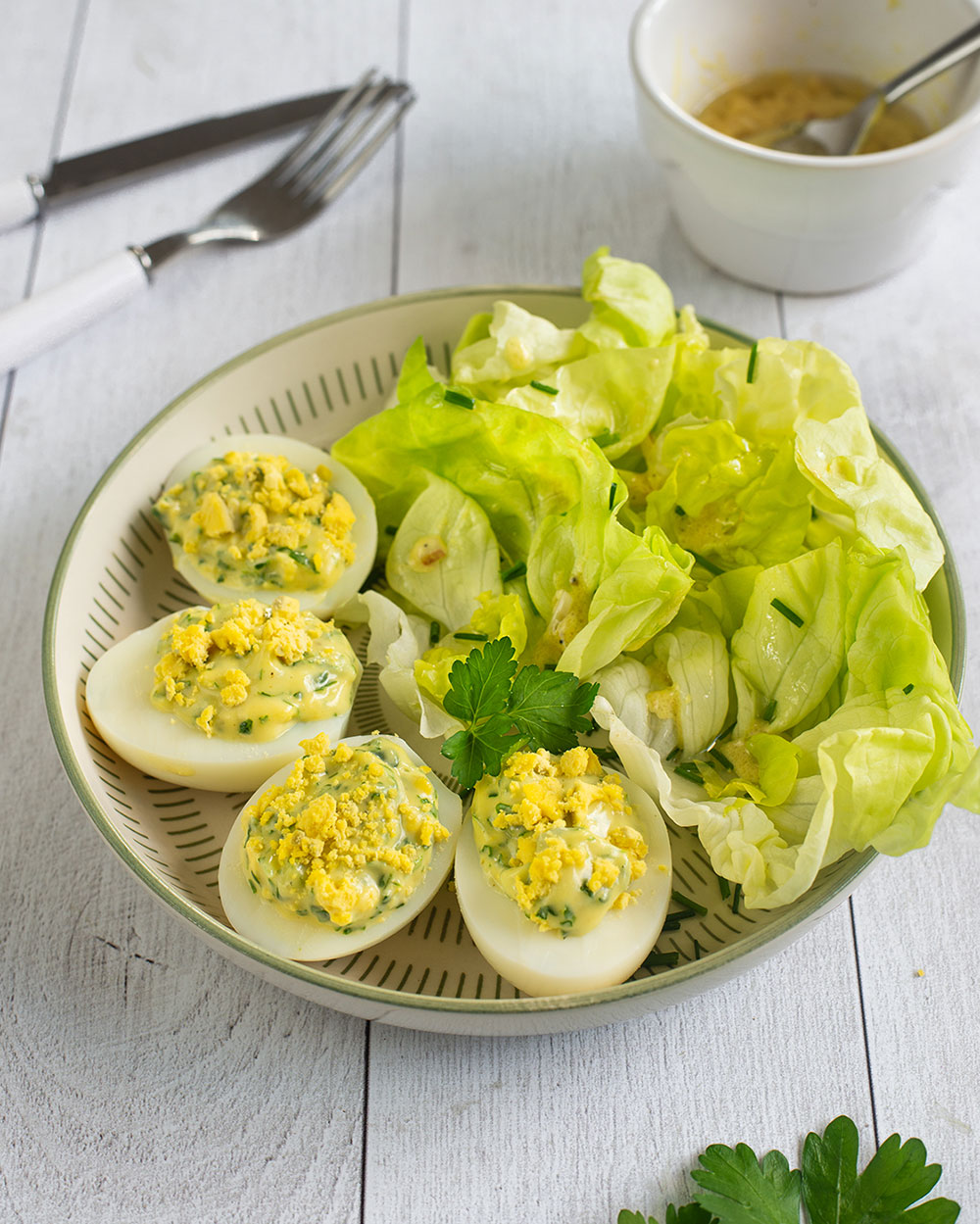 Œufs mimosas, laitue & ciboulette